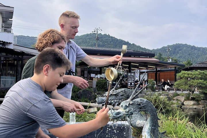 Mt. Fuji and Hakone Day Trip: Chureito Pagoda, Lake Ashi Pirate Ship & Ramen Making photo 2