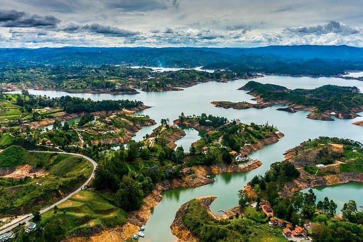 Full-Day Private Guatapé Tour — El Peñol, Guatapé Town & Dam Boat Ride photo 4