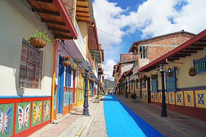 Full-Day Private Guatapé Tour — El Peñol, Guatapé Town & Dam Boat Ride photo 2