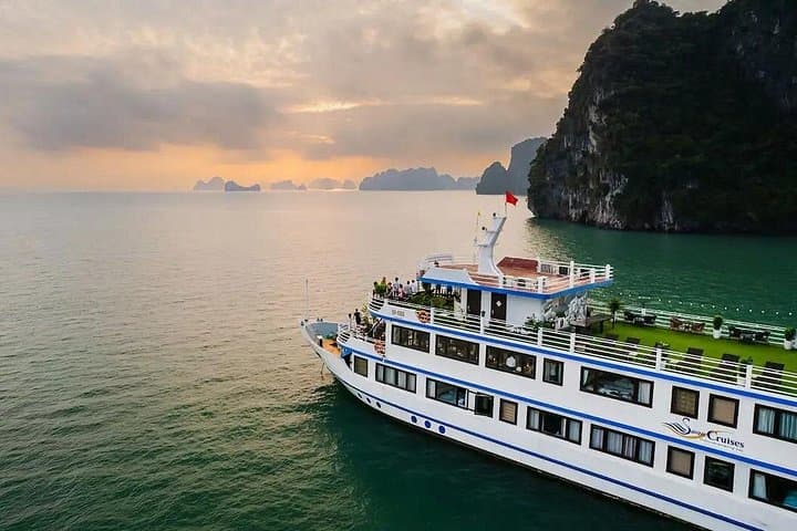 Halong & Bai Tu Long Bay Deluxe 2-Day Overnight Cruise from Hanoi