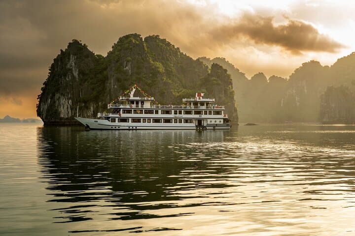 Off-Beat Bai Tu Long Bay: 2-Day Overnight Cruise through Quiet Karst Islands