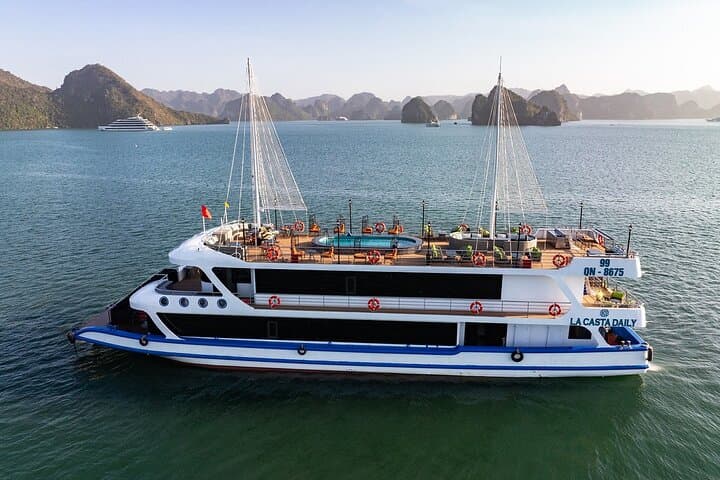 Luxury Day Cruise in Halong Bay: Jacuzzi, Buffet & Sung Sot Cave