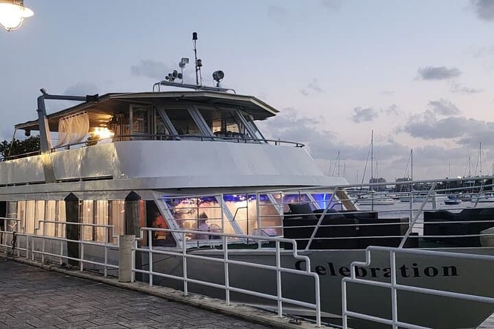 Miami NYE 2026 Yacht Party: Dinner, Open Bar & Fireworks on Biscayne Bay