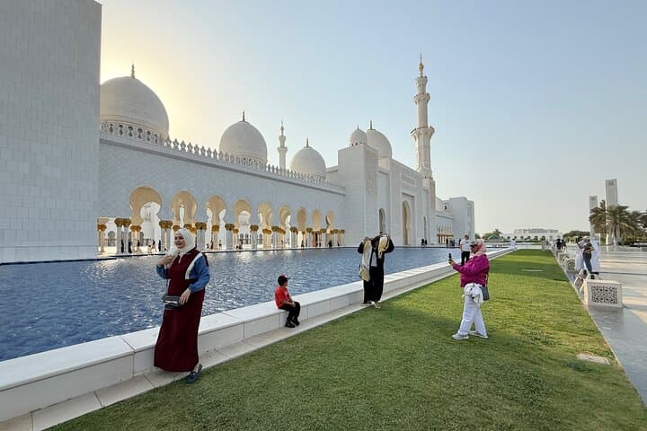 Private Sheikh Zayed Grand Mosque Tour from Dubai — Abu Dhabi Mosque Visit
