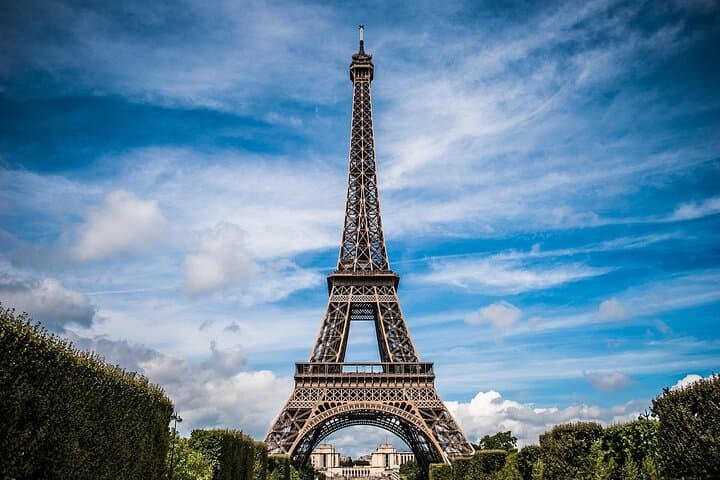 Private Paris Sightseeing by Car — Eiffel, Louvre & Classic Sights in 3–8 Hours