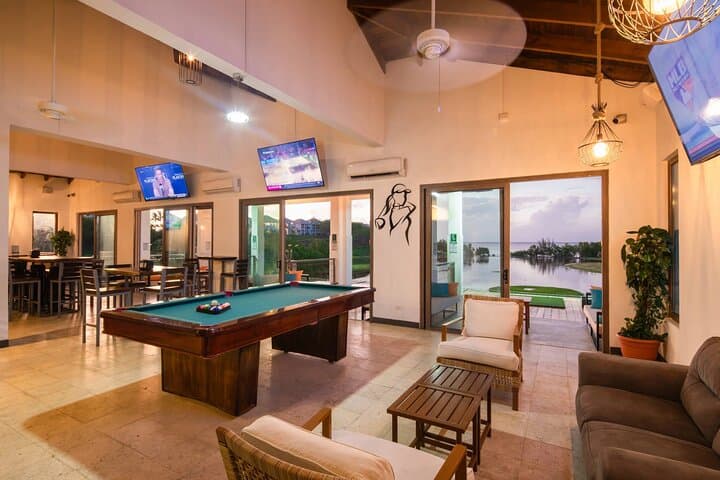 Top Golf Roatan: Oceanfront Driving Bays at Pristine Bay photo 3