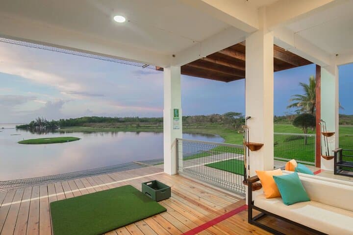 Top Golf Roatan: Oceanfront Driving Bays at Pristine Bay