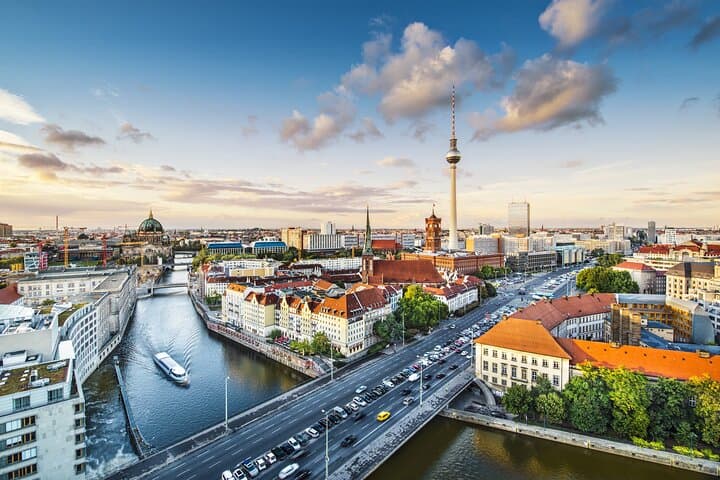 Berlin Private Scavenger Hunt — App-Led City Adventure photo 2