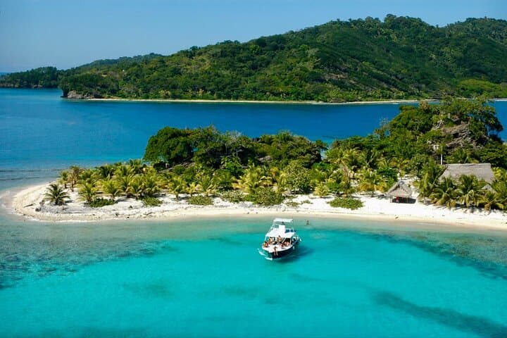 Cayos Cochinos & Hog Islands Day Charter from Roatan — Snorkel, Garifuna Lunch & Sunset Cruise