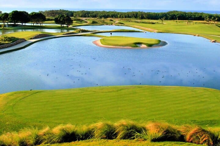Top Golf Roatan: Oceanfront Driving Bays at Pristine Bay photo 2