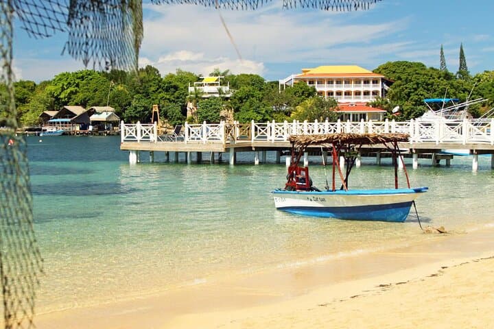 Roatan Land & Sea: West End Snorkel, Village Drive and Chocolate Tasting photo 2