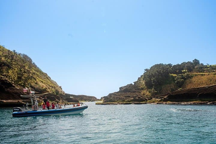 Islet Tour Around Ilhéu de Vila Franca: 1-Hour Boat Trip with Swim Stop photo 2