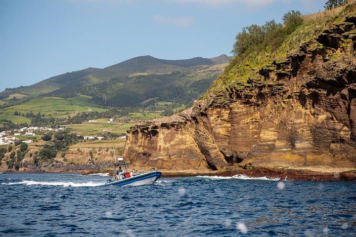 Islet Tour Around Ilhéu de Vila Franca: 1-Hour Boat Trip with Swim Stop photo 4