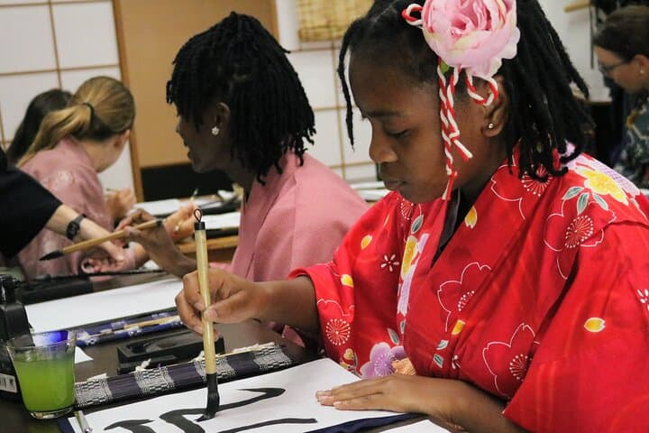 Samurai Calligraphy Experience in Osaka: Final Brushstrokes & Shodo Workshop photo 6
