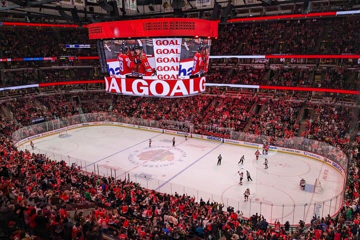 Inside United Center: What to Expect at a Chicago Blackhawks Game photo 3