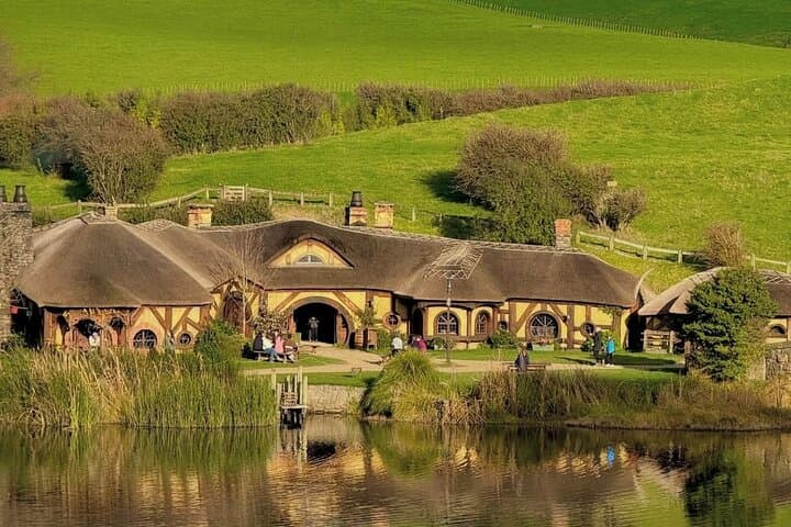 Auckland to Hobbiton & Rotorua: Private Day Trip to Hobbiton Movie Set, Wai-O-Tapu & Te Puia