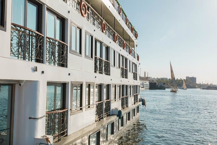 Aswan to Luxor: 4-Day Nile Cruise with Abu Simbel & Hot Air Balloon