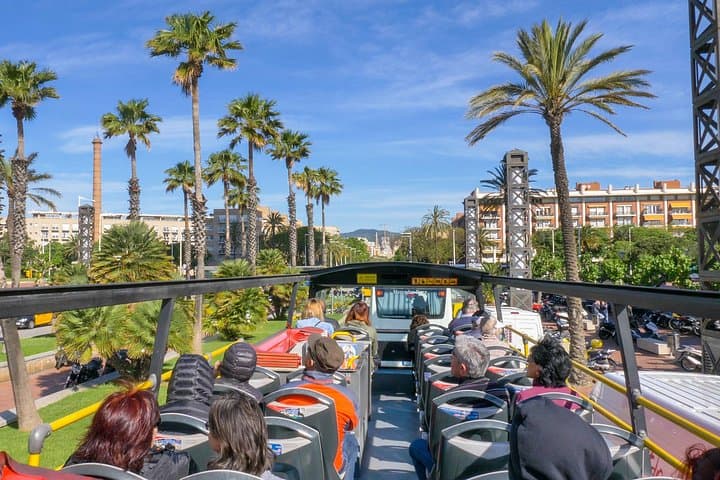 Barcelona MegaCombo: Park Güell, Casa Batlló & Hop-On Hop-Off Guide photo 4