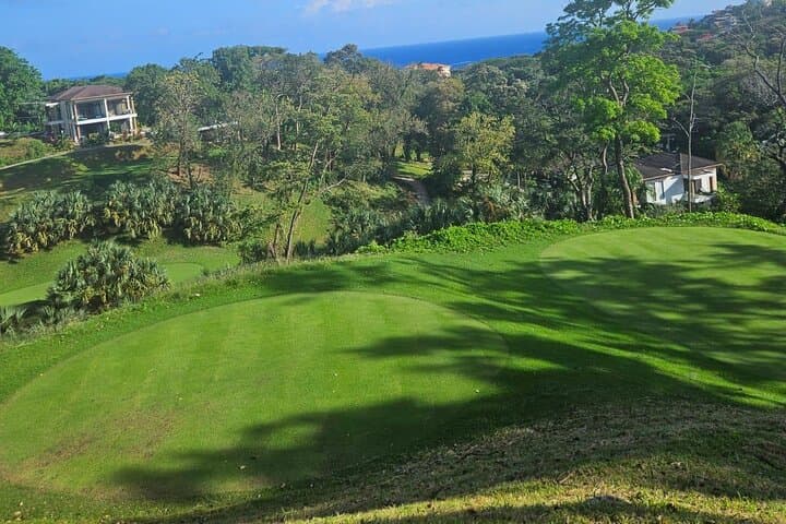 Roatan Golf Day at The Black Iguana: Challenging Par-3 Course Near West Bay Beach photo 4