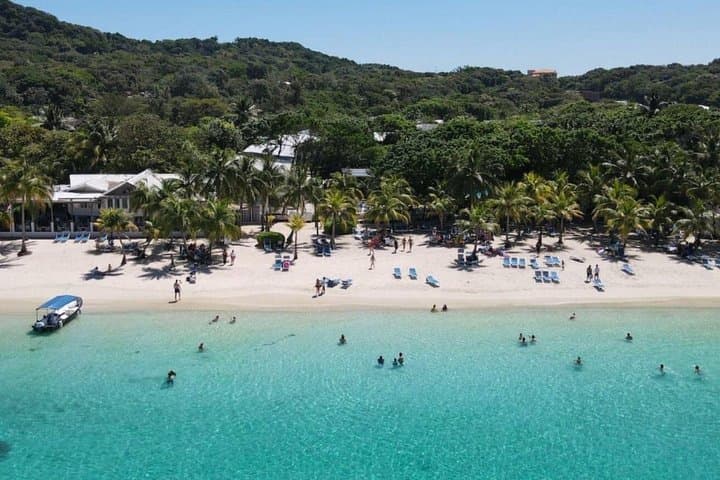 Roatán West Bay Beach Day Pass — Snorkeling, Scuba & Water Sports photo 1