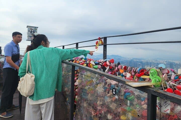 Seoul Highlights Tour: Deoksugung, N Seoul Tower & Bukchon Experience photo 2
