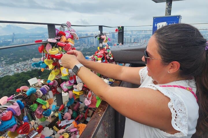 Seoul Highlights Tour: Deoksugung, N Seoul Tower & Bukchon Experience photo 3