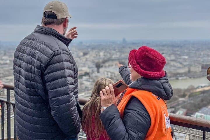Rouen to Paris Private Tour: Eiffel Tower, Champs-Élysées & Louvre in One Day
