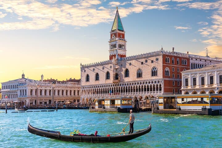 Venice Mega Combo: Doge’s Palace Entry, Classic Gondola & ACTV Pass photo 4