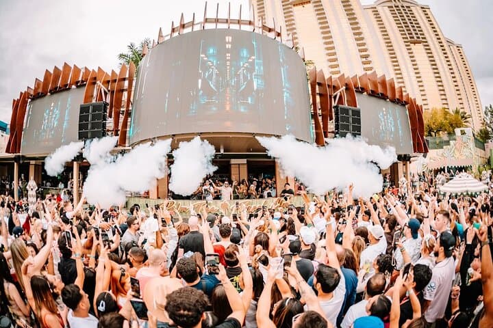 Las Vegas Pool Crawl: VIP Party Bus Dayclubs & Free Drinks on the Strip photo 2