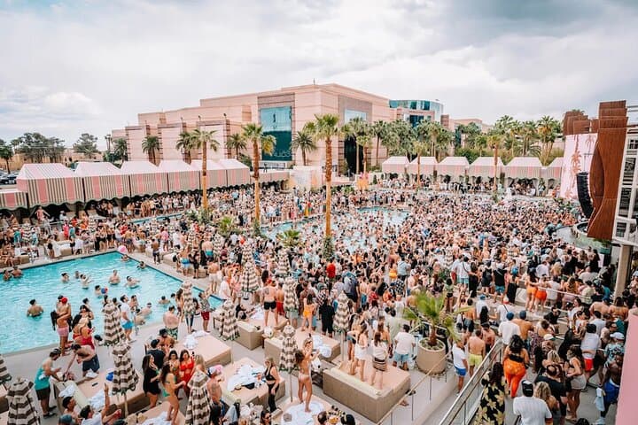 Las Vegas Pool Crawl: VIP Party Bus Dayclubs & Free Drinks on the Strip photo 5