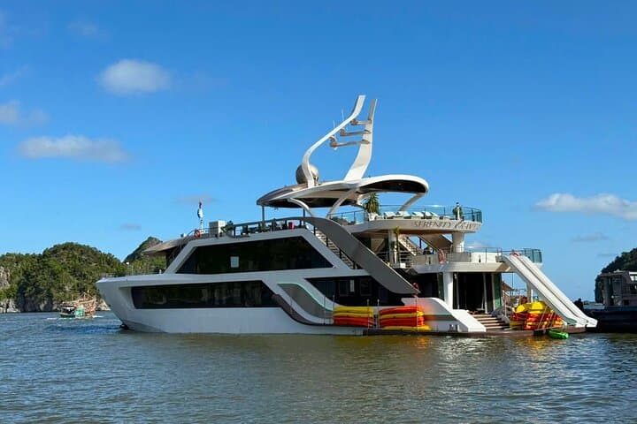 Luxury Lan Ha Bay Day Cruise from Cat Ba: Kayaking, Biking & Water Slides photo 4