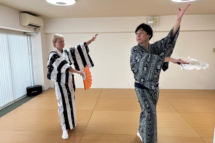 Traditional Japanese Dance and Matcha Workshop near Shinjuku — Yukata Experience in Seijo Gakuenmae photo 5