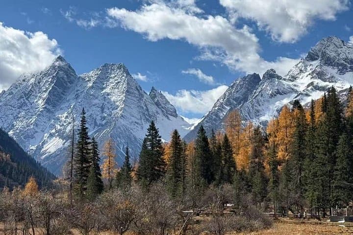 5-Day Private Sichuan Tour: Jiuzhaigou, Huanglong & Mount Siguniang Adventure photo 2
