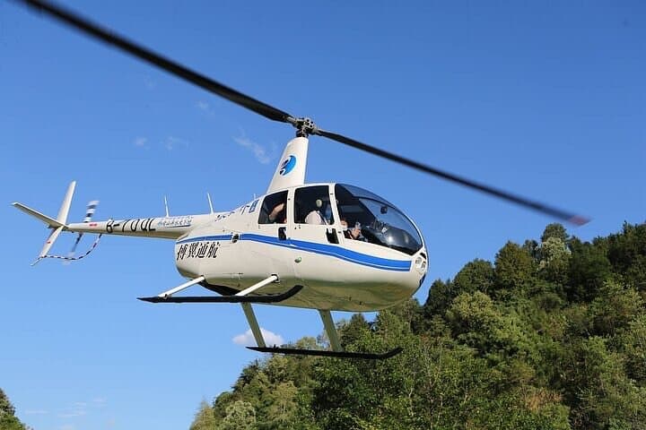 Helicopter Over Zhangjiajie: Wulingyuan Aerial Tour of Baofeng Lake & Avatar Peaks