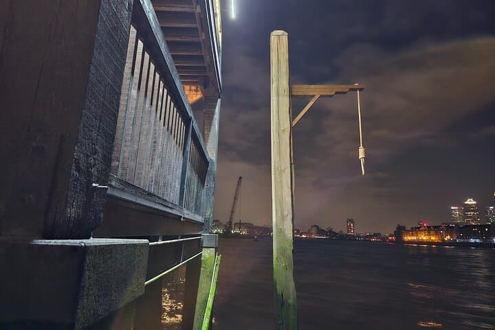 London Historical Pub Walk: Pilgrims, Pirates and Docklands Secrets photo 5