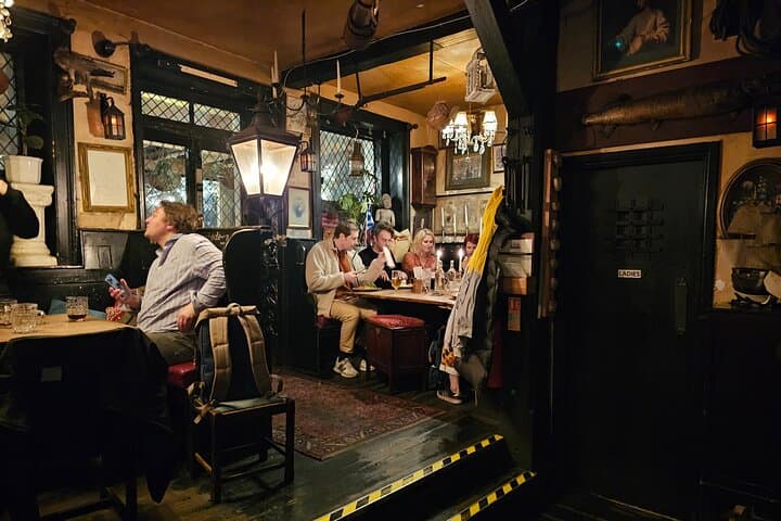 London Historical Pub Walk: Pilgrims, Pirates and Docklands Secrets