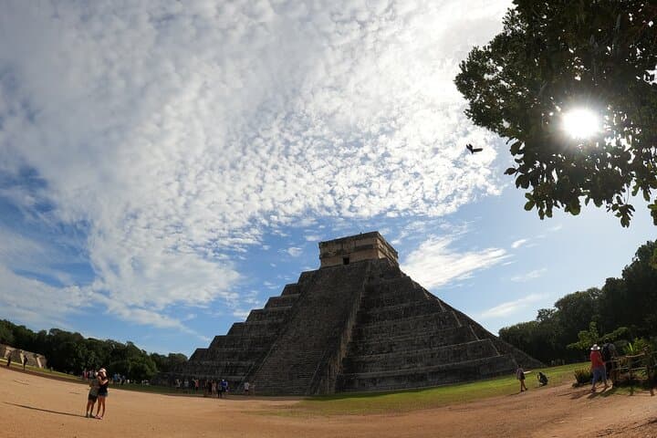Chichen Itza Guided Tour with Two Cenotes and Local Lunch (from Valladolid)