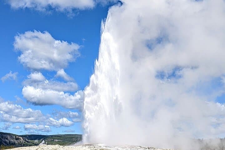 Yellowstone Lower Loop Private Tour — Old Faithful, Grand Canyon & Yellowstone Lake photo 2