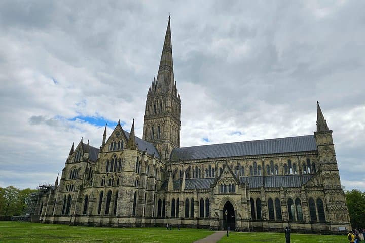 Private Southampton to Stonehenge and Salisbury Cathedral: Luxury Day Tour photo 2