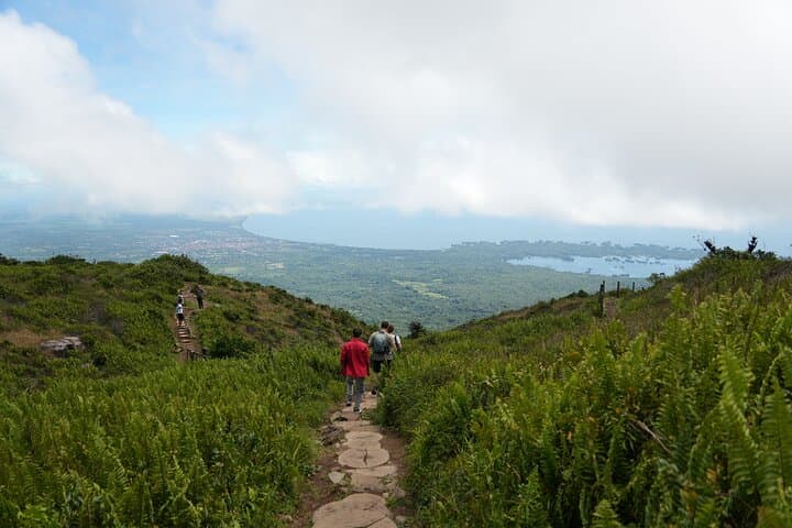 Mombacho Adventure: Hiking the Cloud Forest and Zipline Canopy near Granada