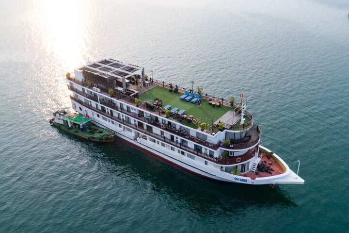 Luxury 2-Day Halong Bay Cruise: Kayak, Sung Sot Cave & Private Balcony photo 4