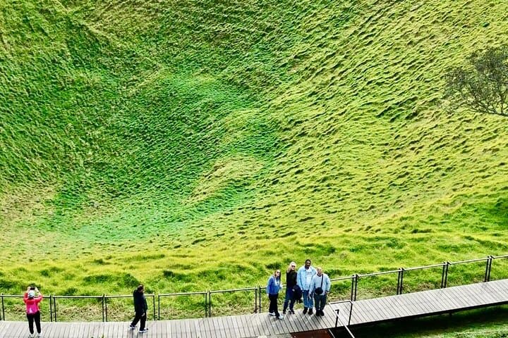 Auckland Half-Day Highlights: Harbour Bridge, Mt Eden & Devonport photo 5