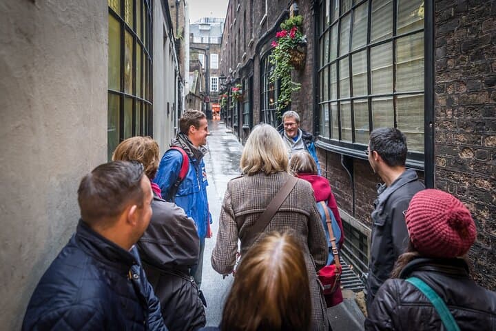 Secret Walking Tour of Central London: Hidden Alleys, Pubs & Curious Sights