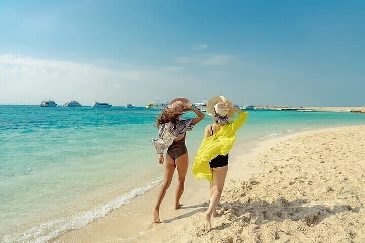 Hula Hula Paradise Island: Snorkel, Boat Ride & Lunch Day Trip from Hurghada
