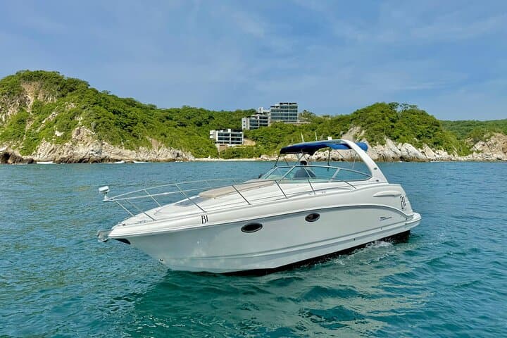 Sail the Bays of Huatulco: 7-Hour Luxury Yacht Snorkel Cruise with Drinks
