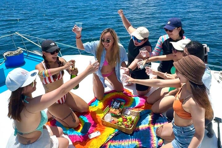 Sai Kung Snorkelling & Island Hopping Yacht Tour — Hong Kong Coastal Adventure photo 2