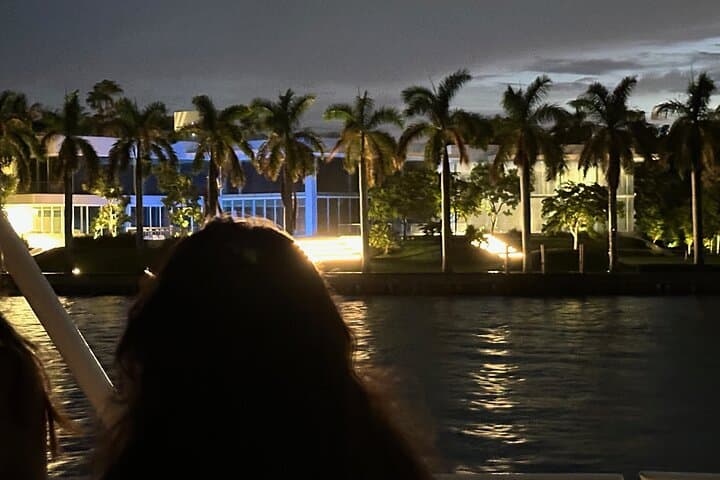 Miami Water Taxi: Skyline Boat Cruise Past Millionaire Mansions to South Beach photo 6