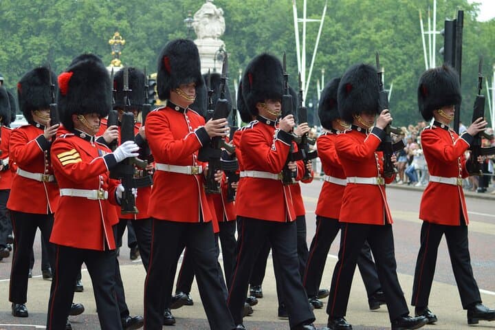 Changing of the Guard Walking Tour — Best Views & Insider Access in London