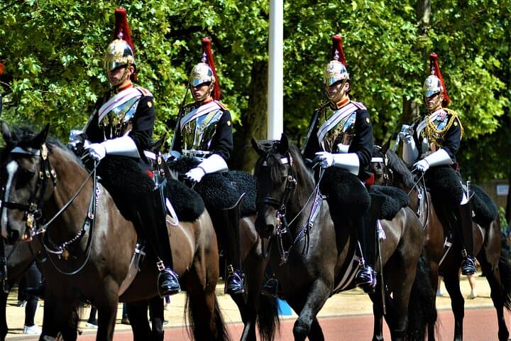 Changing of the Guard Walking Tour — Best Views & Insider Access in London photo 2