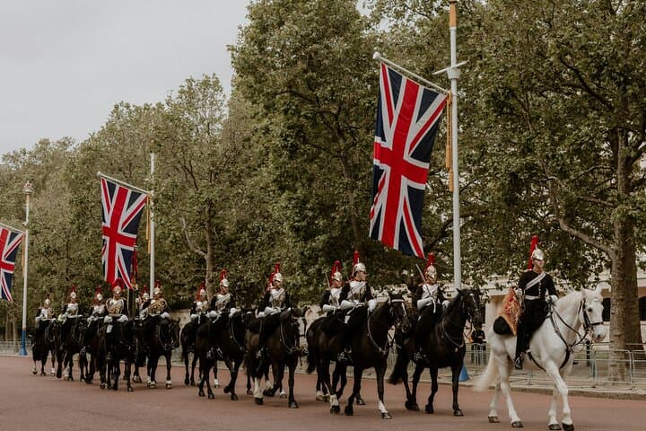Changing of the Guard Walking Tour — Best Views & Insider Access in London photo 3